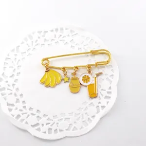 Vista detallada del broche esmaltado de la serie de frutas de verano con dijes encantadores.