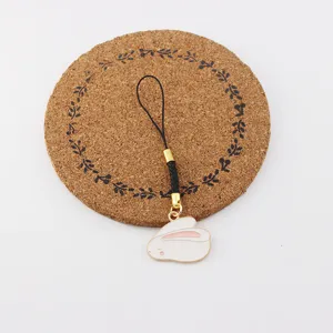 Süßer weißer Hasen-Emailleschmuck mit schwarzem Band für Handys, Taschen und Kopfhörer.