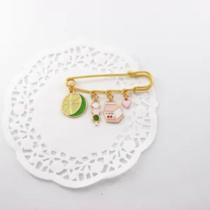 Broche esmaltado lindo con dijes de frutas, cartón de leche y dango para chicas.