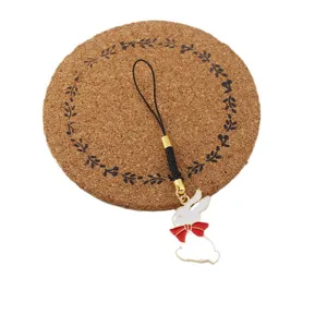 Süßer weißer Kaninchen Telefonanhänger mit roter Schleife, hübscher Taschenanhänger.