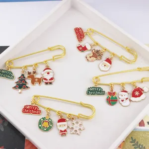 Set di spille di Natale, spilla di sicurezza dorata con ciondoli natalizi assortiti.