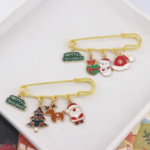 Spilla di sicurezza natalizia con simpatici ciondoli smaltati albero e Babbo Natale.