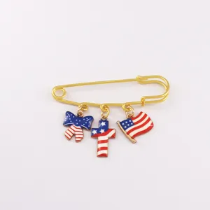 Detailansicht einer goldenen Sicherheitsnadel Brosche mit amerikanischer Flagge Emaille Anhängern.