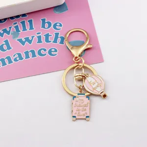 Süßer Reise-Thema Metall Schlüsselanhänger Taschenschmuck mit Koffer und Heißluftballon.