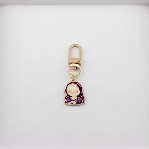 Gros plan sur le pendentif de porte-clés en métal de dessin animé créatif Mona Lisa, alliage.