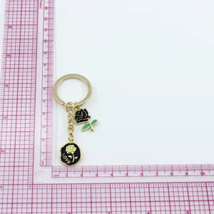 Portachiavi con rosa nera romantica di San Valentino ciondolo borsa in lega.