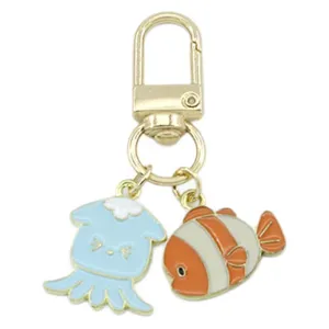 Portachiavi carino con animali marini di cartone e ciondoli smaltati di calamaro e pesce.