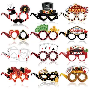Detailansicht von Casino Party Pappbrille mit Poker, Wuerfel und Roulette Motiven.