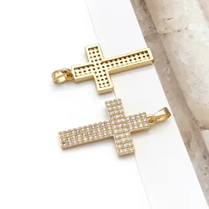 Ciondolo croce placcato oro con zirconi cubici per accessori di bigiotteria fai da te.