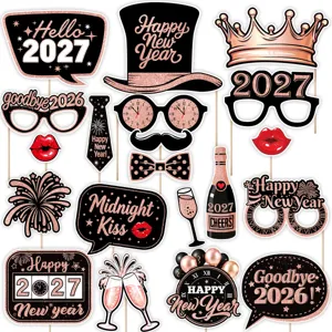 Vue détaillée de l'ensemble d'accessoires de photomaton du Nouvel An 2027 en or rose pailleté.