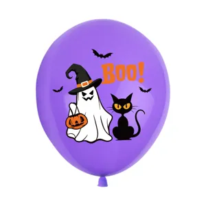 Lila Halloween Ballon Detail mit niedlichem Geist Katze Druck und Boo Text für Party.