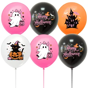 Detailansicht niedlicher Halloween-Ballondekorationen mit Geistern und festlichen Motiven.