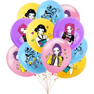 Vue détaillée de ballons de fête colorés en latex avec des imprimés de style K-POP anime.