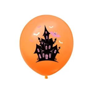 Detailaufnahme eines orange Halloween-Ballons mit schwarzem Spukschloss und Fledermäusen.