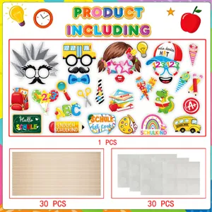 Dettagli accessori foto booth scuola, sagome di carta colorata con bastoncini di legno.