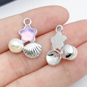 Primer plano de dije de concha perla estrella de aleación para joyería artesanal DIY.