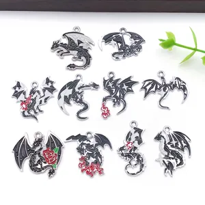 Gros plan sur des breloques en émail de dragon gothique pour la fabrication de bijoux DIY.