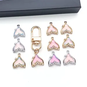 Detailweergave van kleurrijke strass visstaart legering hangers voor DIY sieraden maken.