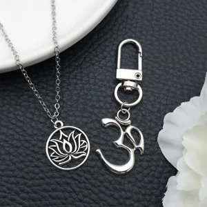 Dettaglio degli accessori pendenti per gioielli con loto yoga in lega e simbolo om.