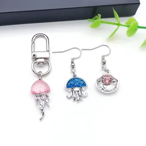 Nahaufnahme von ozeaninspirierten Quallen und Muschel Schmuckaccessoires, Schlüsselanhänger.