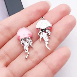 Detaillierte Nahaufnahme von niedlichen rosa Quallen-Anhängern, ideal für DIY-Schmuck.