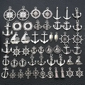 Ensemble de charms nautiques DIY avec ancres et roues de gouvernail en argent antique.