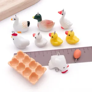 Detailansicht von Harz Ente Huhn Tier Anhänger, DIY Schmuck Herstellung Halskette Zubehör.