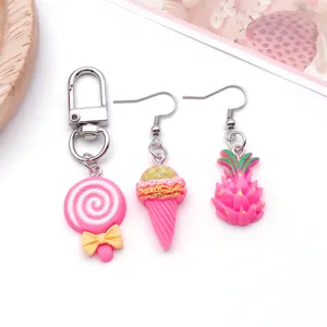 Detailweergave van hars DIY sieradenbedels met roze lolly sleutelhanger en bijpassende leuke oorbellen.