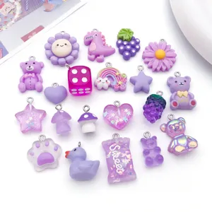 Simpatici ciondoli in resina viola fai da te forme assortite per creazione di gioielli e collane.