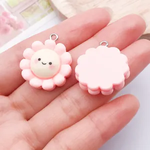 Schattige roze bloemvormige hars bedels met lachend gezicht voor DIY sieraden maken.
