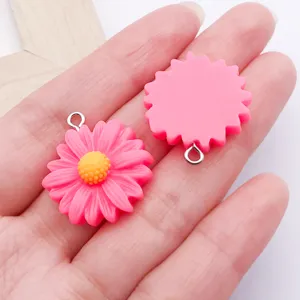 Roze hars madeliefje bloem hangers met metalen lussen, perfect voor DIY sieraden maken en ambachten.