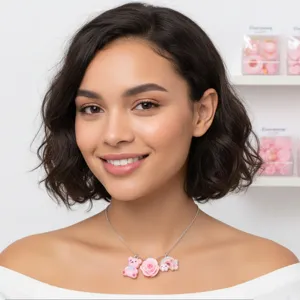 Gedetailleerde close-up van een leuke roze hars hanger ketting met beer en regenboog.