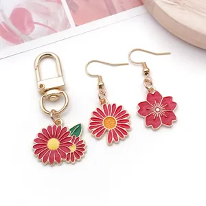 Rode geëmailleerde bloem sleutelhanger en oorbellen DIY sieraden accessoires in detail
