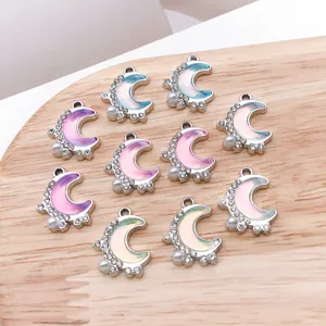 Nahaufnahme von schillernden Harz Halbmond Strass DIY Schmuck Anhängern Accessoires.