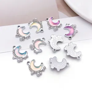Detailansicht von schimmernden Strass Mond UV Harz Legierung Anhänger für DIY Schmuckherstellung.