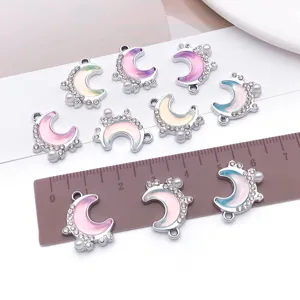 Detailansicht von DIY schillernden Strass Perle Mond Harz Legierung Schmuck Anhängern.