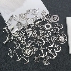 Vue détaillée des charms nautiques en argent ancien, parfaits pour la création de bijoux.