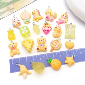 Detailweergave van schattige hars bedels voor het maken van DIY sieraden, armbanden en kettingen.