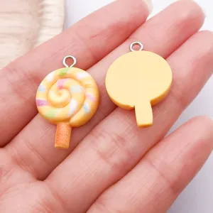 Gedetailleerde close-up van hars lolly bedels, ideaal voor DIY handgemaakte sieraden.