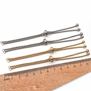 Dettaglio catena scorrevole in acciaio inossidabile con perla in silicone regolabile e maglie.