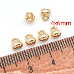 Detalle en primer plano de puntas de cuentas de latón chapado en oro 4x6mm