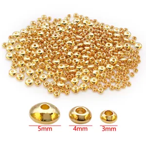 Gros plan et détails de perles intercalaires abaque dorées 3/4/5mm pour bijoux DIY.