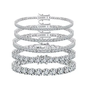 Bracciale tennis in argento con pietre moissanite tonde scintillanti di varie dimensioni.