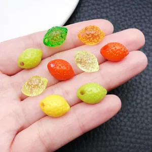 Gros plan de perles en acrylique citron 3D colorées, idéal pour la fabrication de bijoux DIY.
