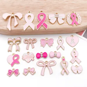 Détail en gros plan des pendentifs en alliage de nœud et ruban émaillés rose pour bijoux.