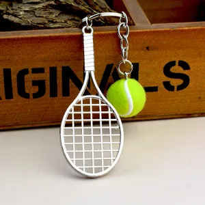 Portachiavi creativo mini racchetta da tennis con pallina peluche, regalo sportivo.