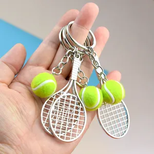 Dettaglio portachiavi racchetta da tennis mini con anello in metallo e pallina da tennis.