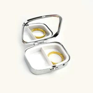 Tragbare Mini Metall Schmuckaufbewahrungsbox mit integriertem Spiegel und Fächern.