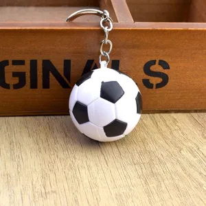 Gedetailleerd uitzicht op de mini voetbal sleutelhanger, sportring voor tassen en sleutels.