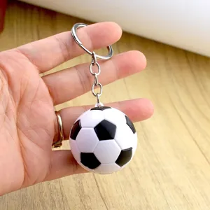Gedetailleerde close-up van een mini voetbal sleutelhanger met een klassiek patroon.